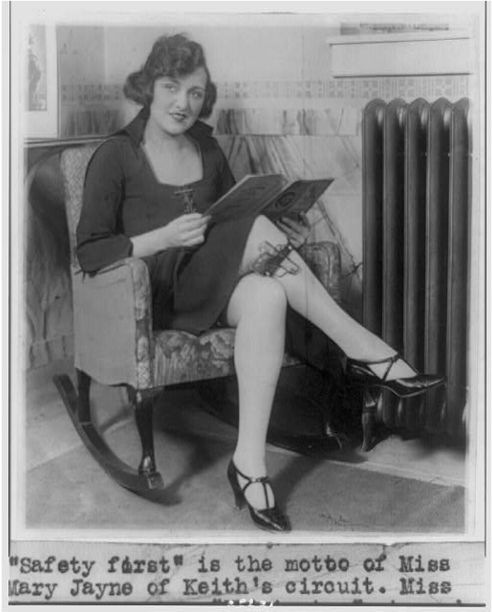 Patron August 25, 1922 Argument On Too Many Guns Occurred - Woman Reading And With Gun Clipart (1389x885), Png Download