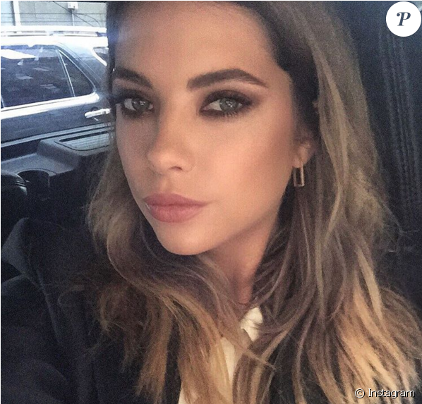 Ashley Benson - Ashley Benson Selfie Clipart (950x572), Png Download