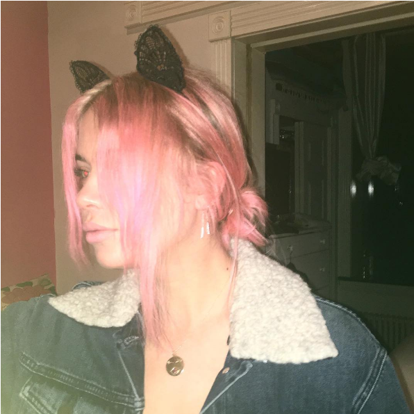 Ashley Benson Ose Les Cheveux Rose Pour Son Anniversaire - Ashley Benson Polaroid Clipart (1200x630), Png Download