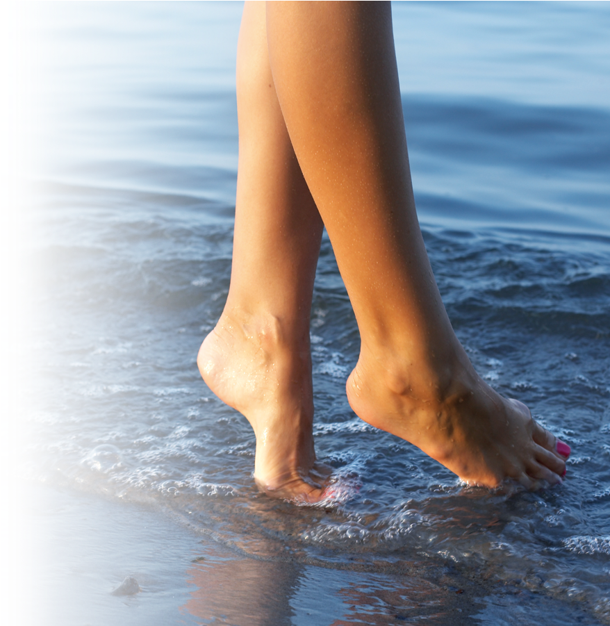 Скучающая нога. Женские ноги. Ножки в воде. Ноги на речке. Красивые стопы.