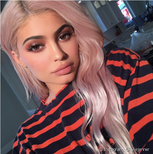 Rosa, Azul, Preto - Kylie Jenner Full Face Of Makeup Clipart (790x569), Png Download