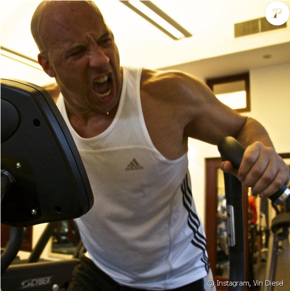 Vin Diesel S'affiche Instagram En Pleine Action - Vin Diesel Big Arm Clipart (950x595), Png Download