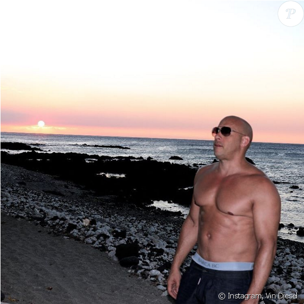 Vin Diesel Pose Torse Nu Pour Le Retour De Xander Cage - Vin Diesel Shirtless Clipart (950x597), Png Download
