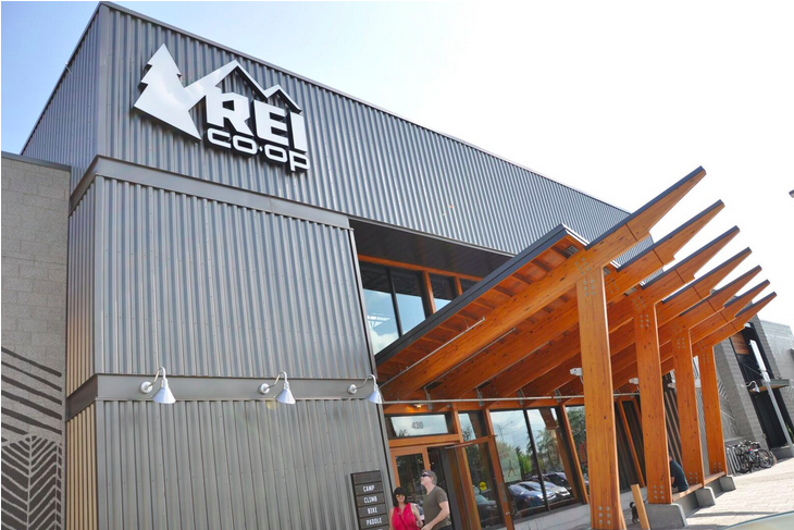 Outdoor Retailer Rei Celebrates Grand Opening In Winter - Rei Co Op Winter Park Fl Clipart (870x580), Png Download