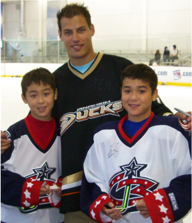 In 2007, Young Kiefer And Brother Kole (left) Got Autographs - Kiefer And Kole Sherwood Clipart (1284x722), Png Download