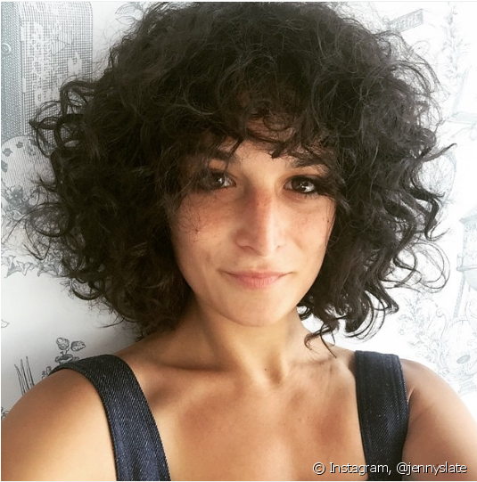 A Franja Cacheada É Uma Ótima Opção Para Quem Deseja - Jenny Slate New Haircut Clipart (790x569), Png Download