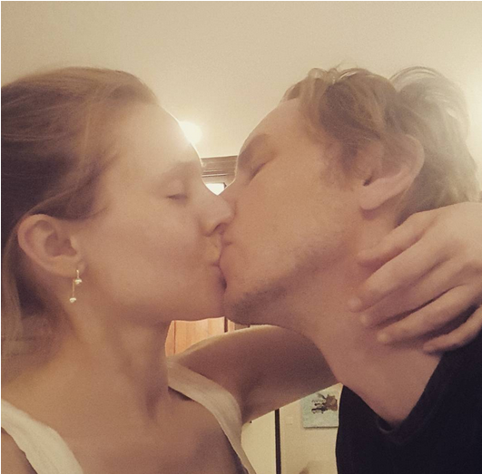 Kristen Bell, 1er Selfie Sur Instagram - Dax Kiss Kristen Bell Clipart (1200x630), Png Download