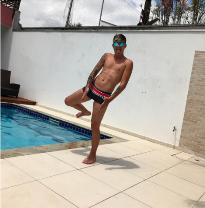 Mc Gui Publica Foto De Sunga, Dá "sarrada" Na Beira - Swimming Pool Clipart (940x706), Png Download