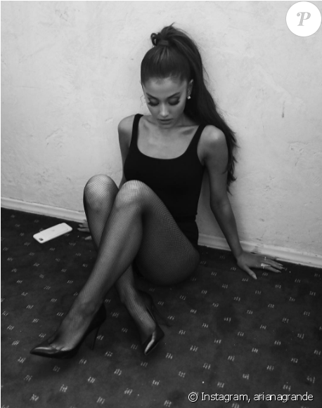Ariana Grande A Publié Une Photo D'elle Sur Sa Page - Ariana Grande Wearing Ring Clipart (950x580), Png Download