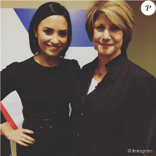 Demi Lovato A Rencontré Linda Rosenberg, Membre Du - Woman Clipart (950x525), Png Download