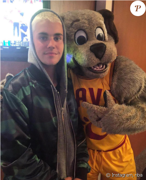 Justin Bieber Assiste À Un Match De La Nba - Justin Bieber Cavs Clipart (950x580), Png Download