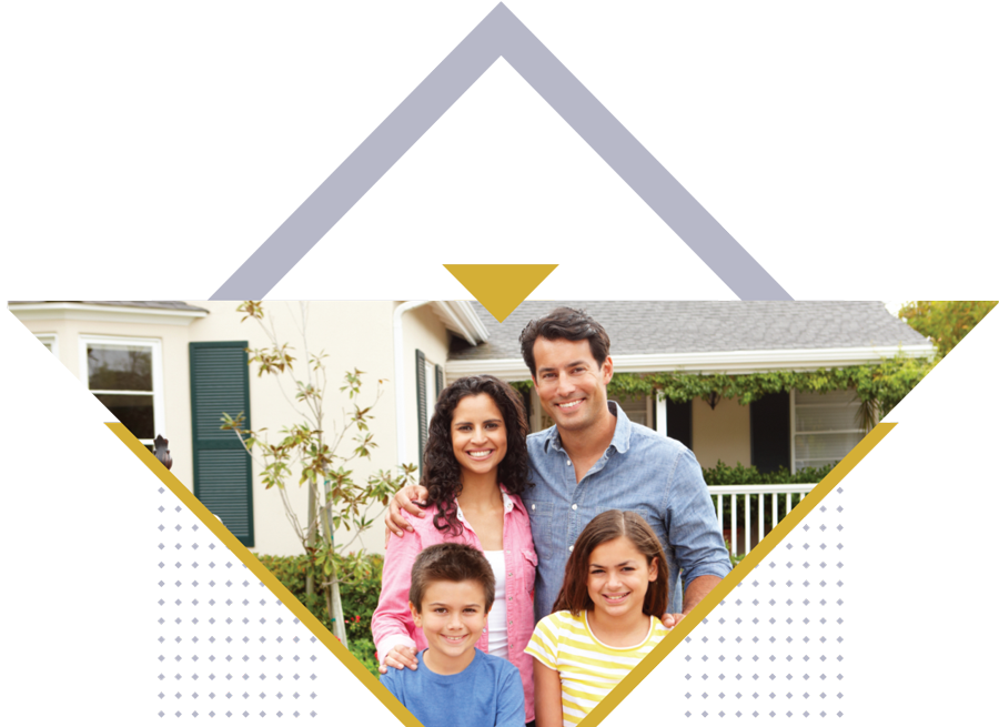 Familia Feliz Con Una Casa Detras De Ellos - Married Couple With 2 Kids Clipart (900x655), Png Download