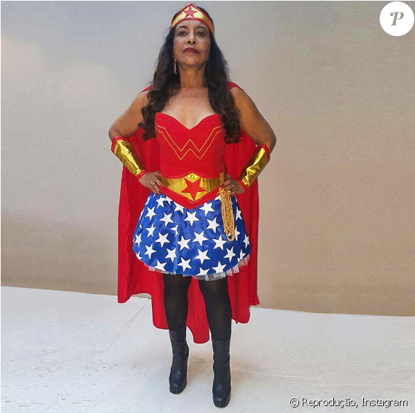 Mercedes, Mãe De Taís Araújo, Se Vestiu De Mulher Maravilha - Halloween Costume Clipart (950x593), Png Download