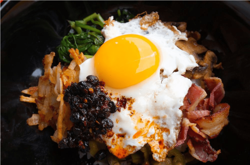 полноценный правильный завтрак. Enjoy breakfast. завтрак. яичница ассорти. Enjoy breakfast.