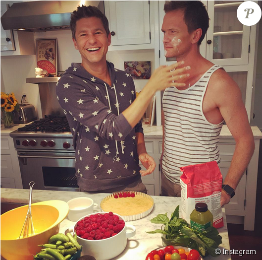 Neil Patrick Harris Et Son Mari David Burtka / Photo - Neil Patrick Harris Husband Porn Clipart (950x523), Png Download