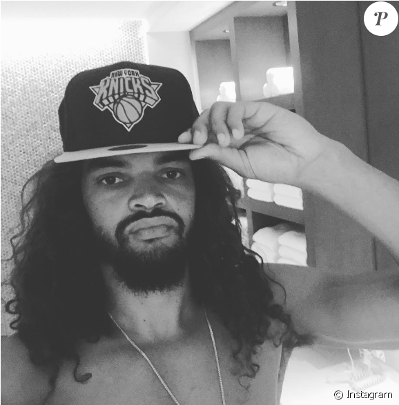 Joakim Noah Pose Avec La Casquette Des Knicks Sur Instagram, - Joakim Noah New Look Clipart (950x586), Png Download