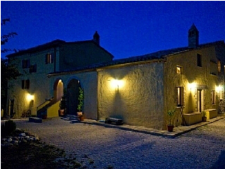 Stylishly Restored Farmhouse - Evening Clipart (800x533), Png Download