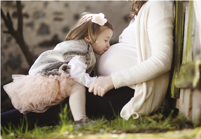 Pregnant Mom With Daughter Clipart (640x640), Png Download