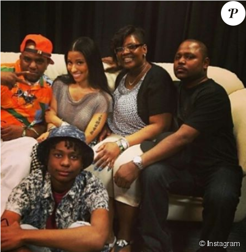 Nicki Minaj Et Son Frère Jelani Maraj En Famille / - Nicki Minaj Clipart (950x511), Png Download