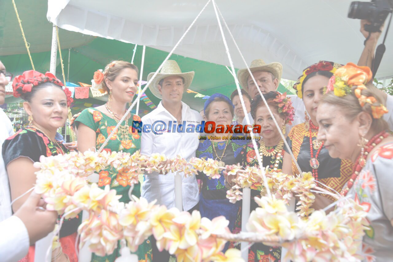 Esta Es Una Ceremonia Comunitaria Para Elaborar Las - Artificial Flower Clipart (800x533), Png Download