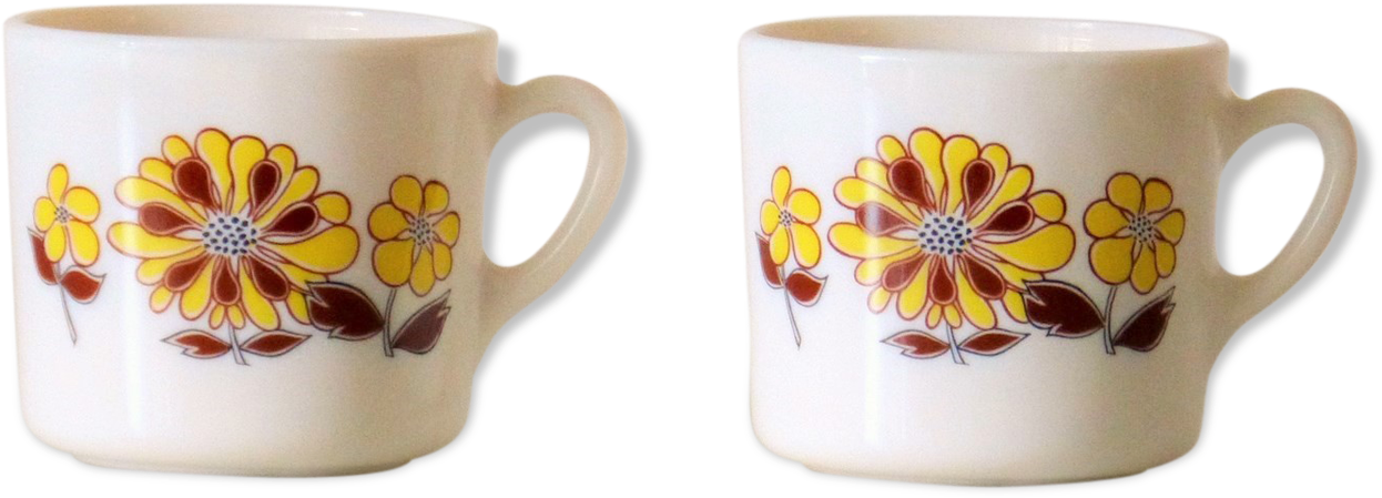 Two Cups Sovirel France, Pyrex Décor Of Flowers Vintage - Coffee Cup Clipart (1246x449), Png Download
