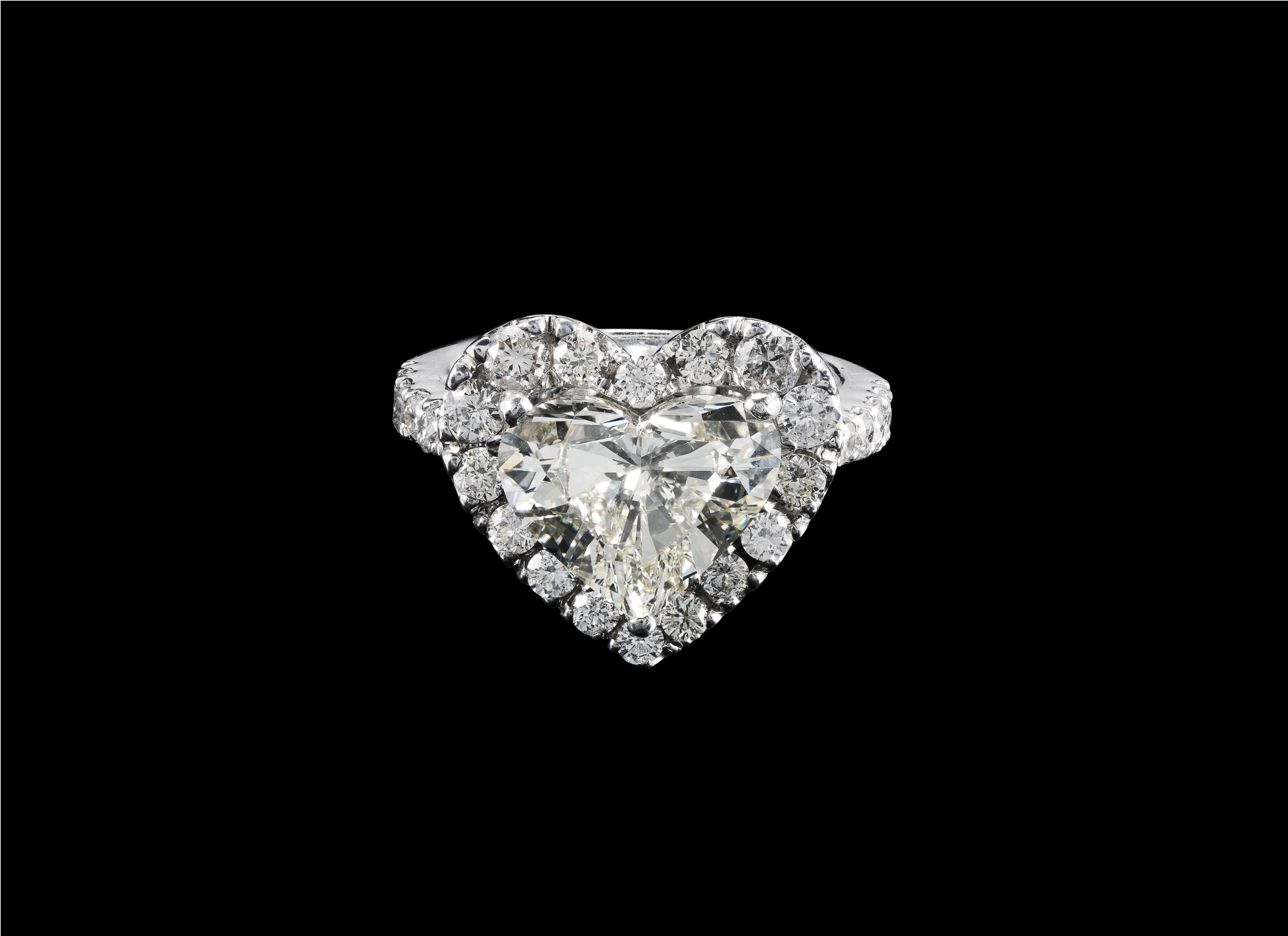 A Heart-shaped Diamond Cluster Ring, The Center Stone - Platinum Clipart (2000x2000), Png Download