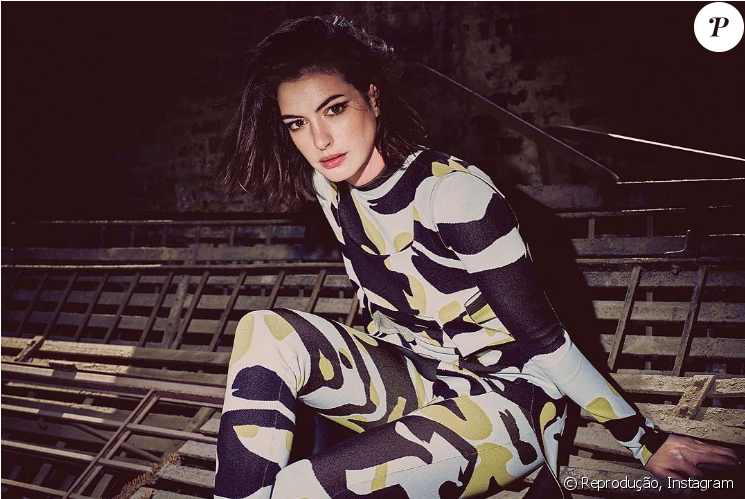 Anne Hathaway Vai Passar Pela Experiência Do Primeiro - Энн Хэтэуэй Инстаграм Clipart (950x498), Png Download