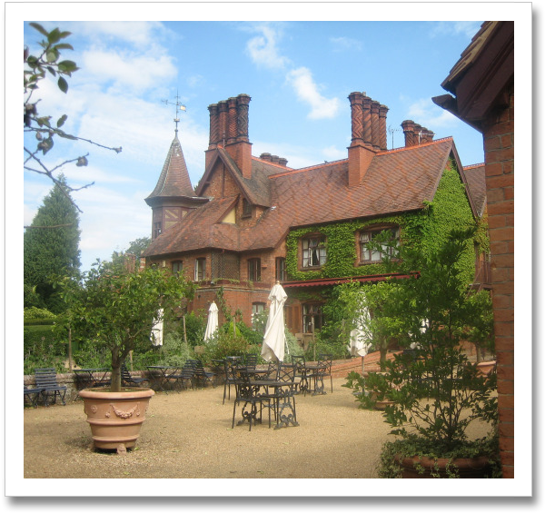 If This Isn't A Typical Looking Country Inn Of England, - Estate Clipart (620x584), Png Download