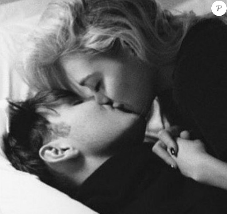 Anwar Hadid Et Nicola Peltz- Instagram, 14 Février - Cute Boys With Hickey Clipart (950x697), Png Download