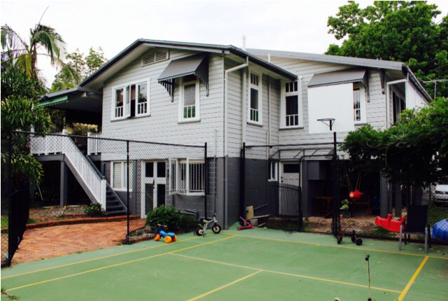 Large Classic Queenslander With Pool And Tennis Court - House Clipart (800x533), Png Download