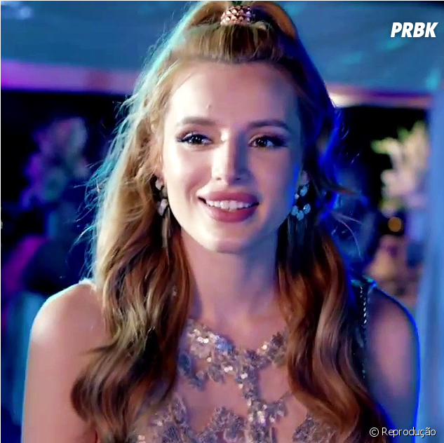 Bella Thorne Também É Constantemente Criticada Por - Bella Thorne And Madelaine Petsch Clipart (950x631), Png Download