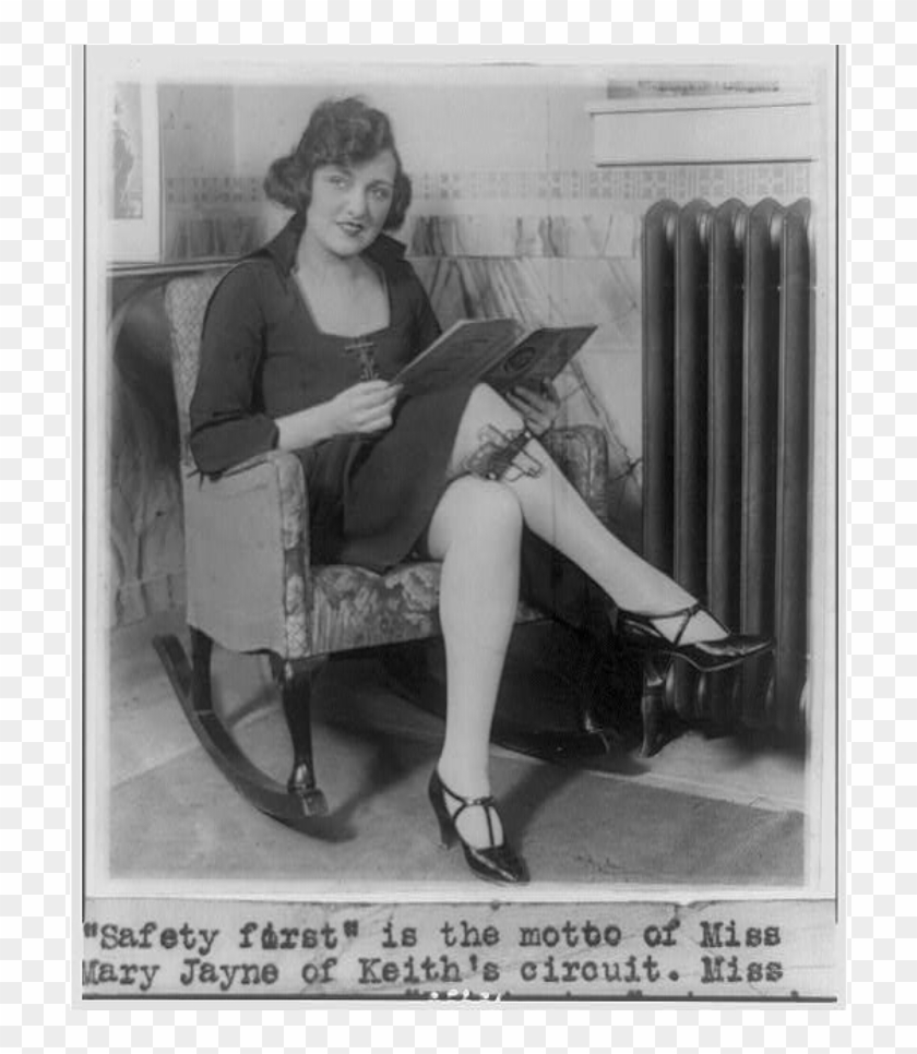 Patron August 25, 1922 Argument On Too Many Guns Occurred - Woman Reading And With Gun Clipart