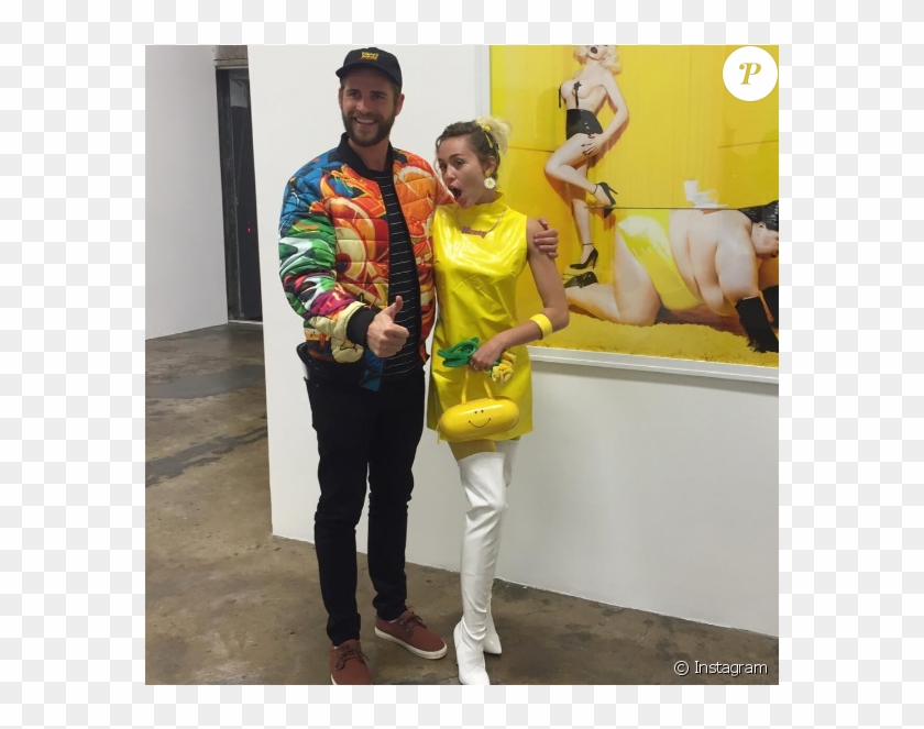 Miley Cyrus Et Liam Hemsworth Dans Une Galerie D'art - Miley Cyrus And Liam Hemsworth Costume Clipart #1601603