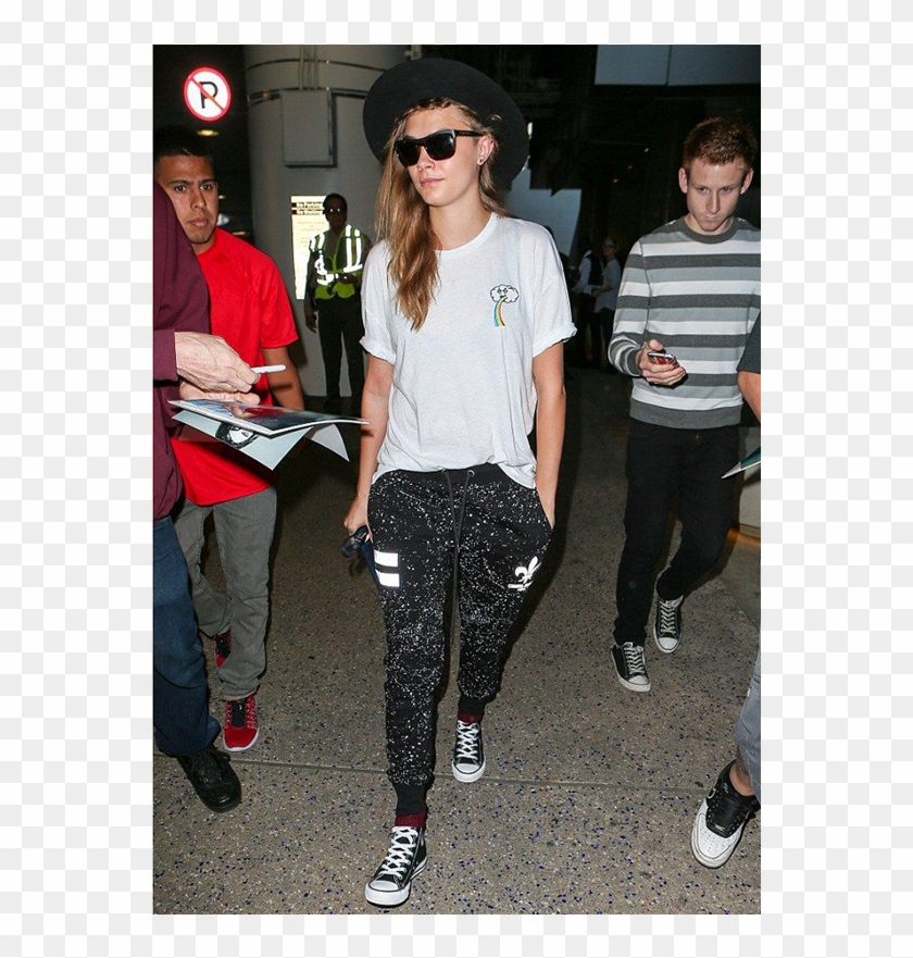 Cara Delevingne Adds A Cool Touch To Her Classic T-shirt - Girl Clipart #203228