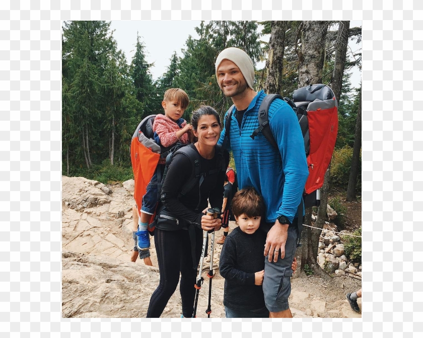 Genevieve Et Jared Padalecki Au Côté De Leurs Deux - Джаред Падалеки И Женевьев Падалеки Clipart #2458455