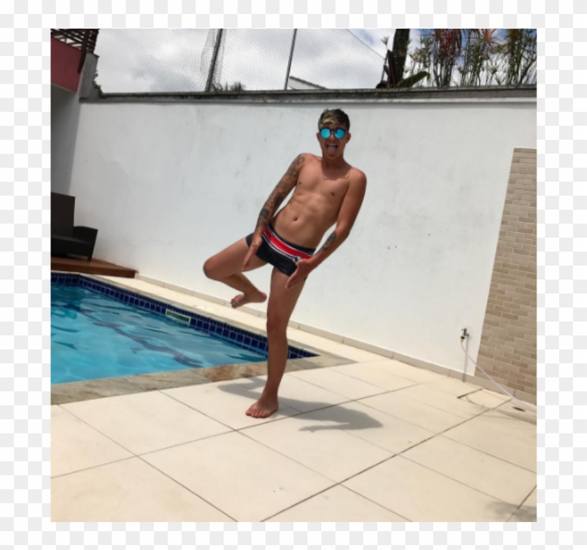Mc Gui Publica Foto De Sunga, Dá "sarrada" Na Beira - Swimming Pool Clipart #3362731