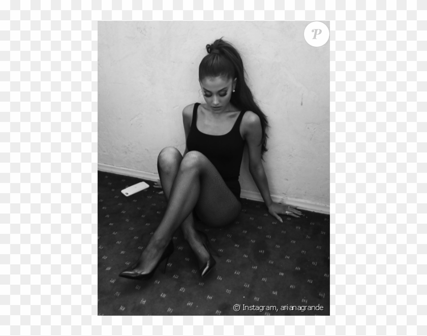 Ariana Grande A Publié Une Photo D'elle Sur Sa Page - Ariana Grande Wearing Ring Clipart #3516964