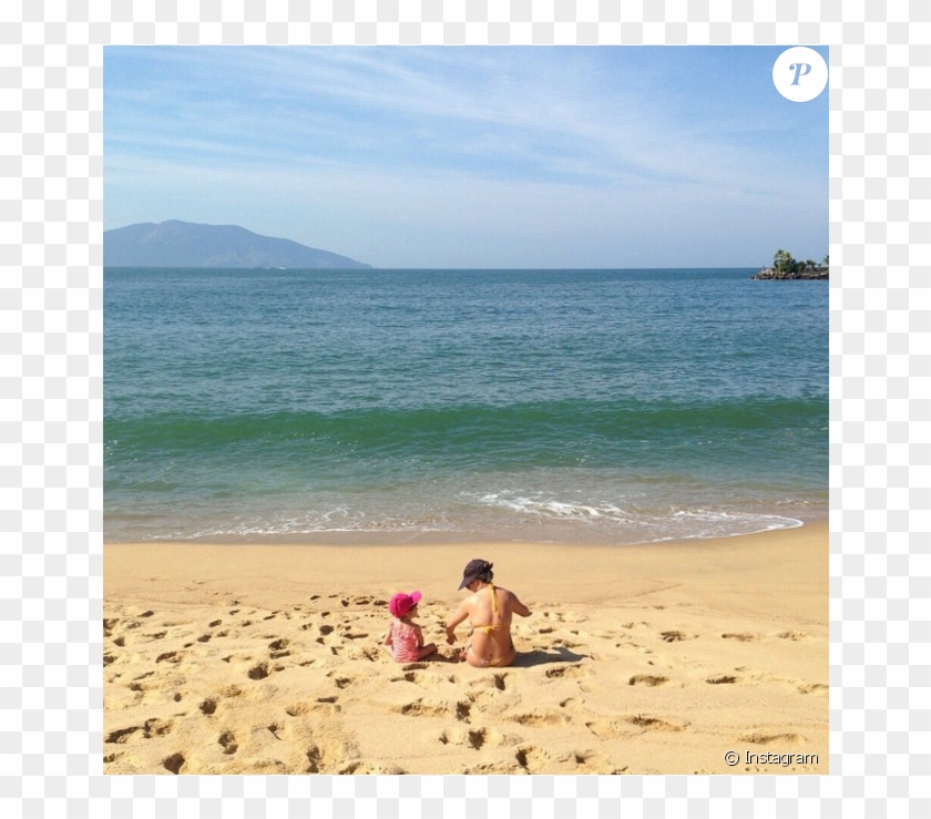 Fernanda Souza Adora Curtir Uma Praia Com A Sobrinha - Beach Ridge Clipart