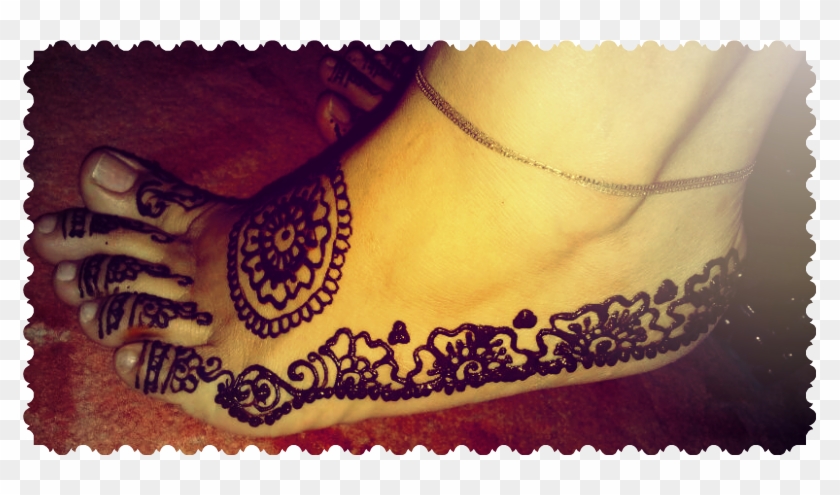 Simple Mehndi Mandala On The Top Of The Foot With A - Paisley Clipart