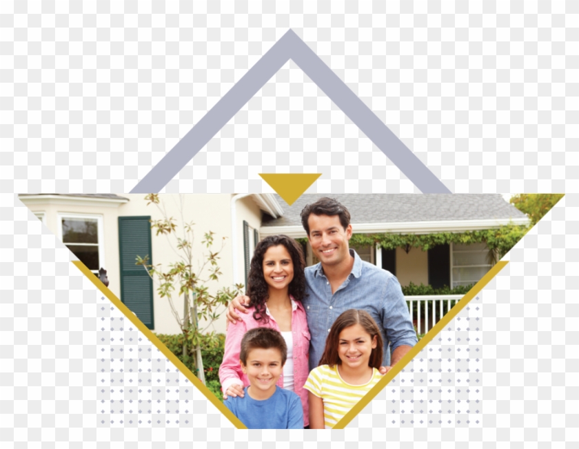 Familia Feliz Con Una Casa Detras De Ellos - Married Couple With 2 Kids Clipart #3673520