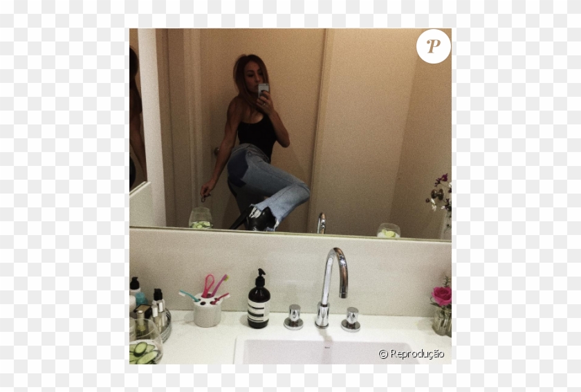 Sabrina Sato Aderiu À Moda E Posou Para Selfie No Espelho - Espelho Para Pia De Banheiro Clipart #3742744