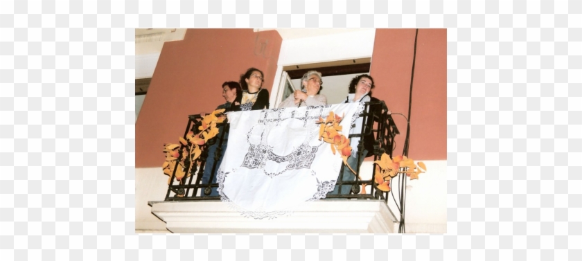 Un Travestí Se Lanza Al Suelo Con Los Brazos En Cruz, - Photographic Paper Clipart