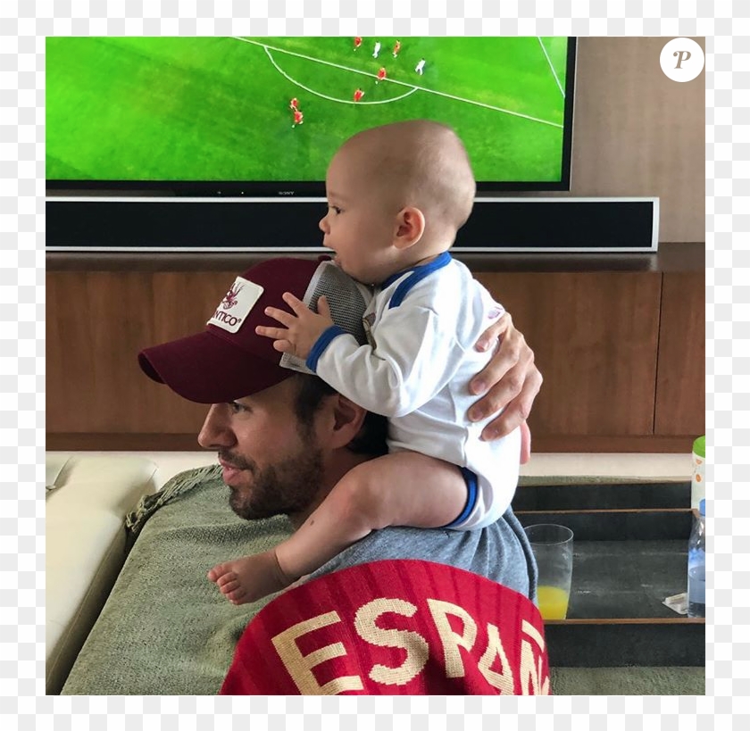 Enrique Iglesias Et L'un De Ses Bébés - Enrique Iglesias Baby Clipart #3826368