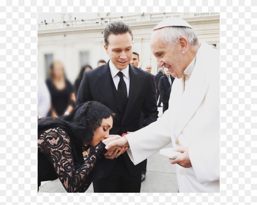 Anahi Recebe O Papa Francisco No México Após Compôr - Beso En La Mano Al Papa Francisco Clipart