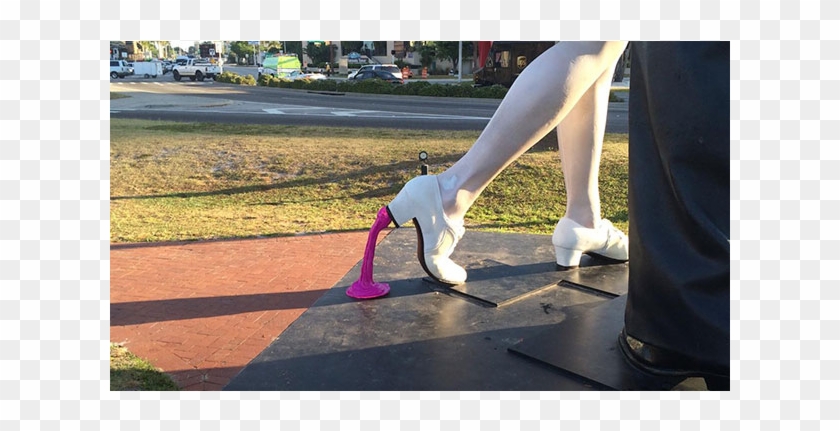 Unconditional Surrender Statue Png - Unconditional Surrender Statue Vandalized Clipart