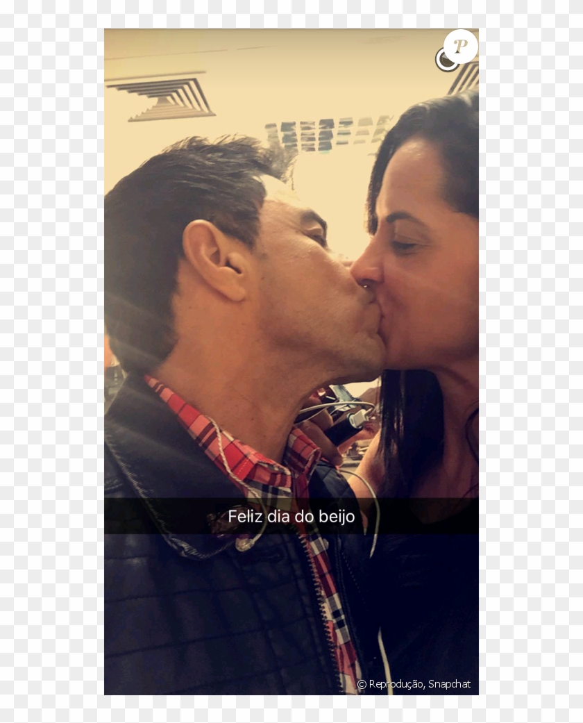 Zezé Di Camargo Também Deu Um Beijo Em Graciele, Sua - Zezé E Graciele Beijo Clipart #4548299