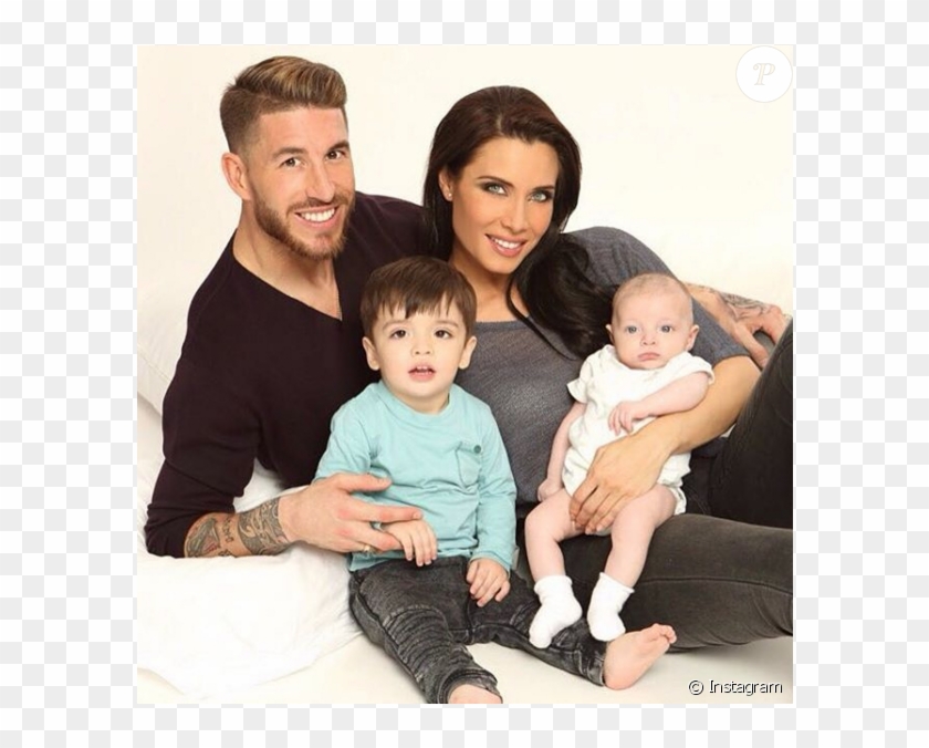Sergio Ramos Et Pilar Rubio Avec Leurs Deux Enfants - Pilar Rubio Sergio Ramos Kids Clipart #5174973