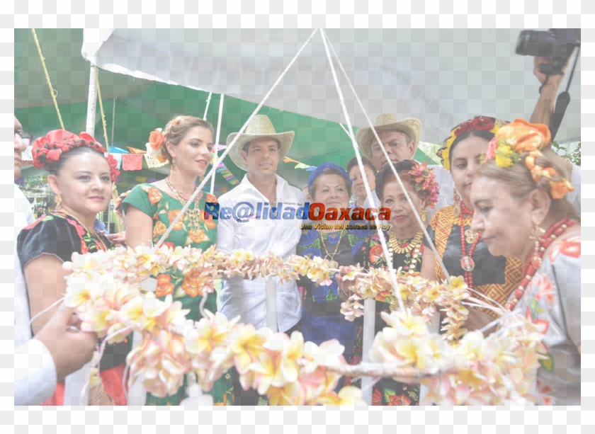Esta Es Una Ceremonia Comunitaria Para Elaborar Las - Artificial Flower Clipart #5189641