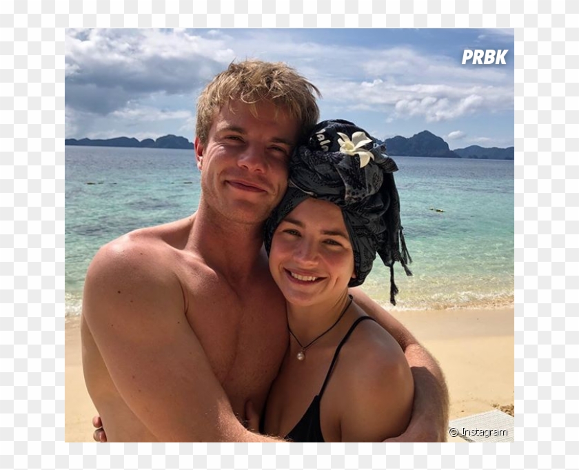 Britt Robertson Recasée Avec Graham Rogers Après Sa - Us Movie Trailer Jordan Peele Clipart