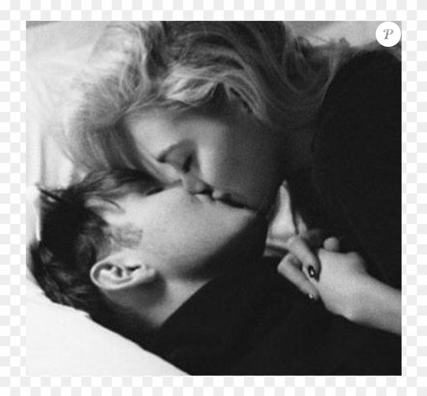 Anwar Hadid Et Nicola Peltz- Instagram, 14 Février - Cute Boys With Hickey Clipart #5419683